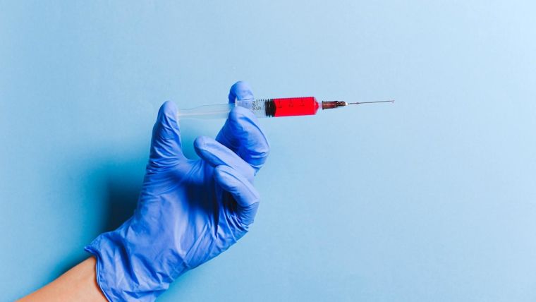 Syringe containing liquid vaccine